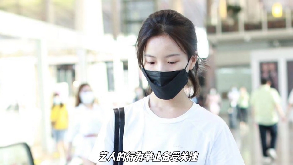 李庚希23岁抽烟引热议,网友呼吁理解包容