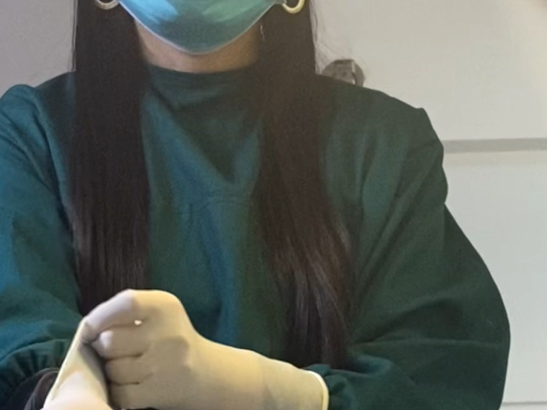 漂亮护士戴手术手套给你检查治疗