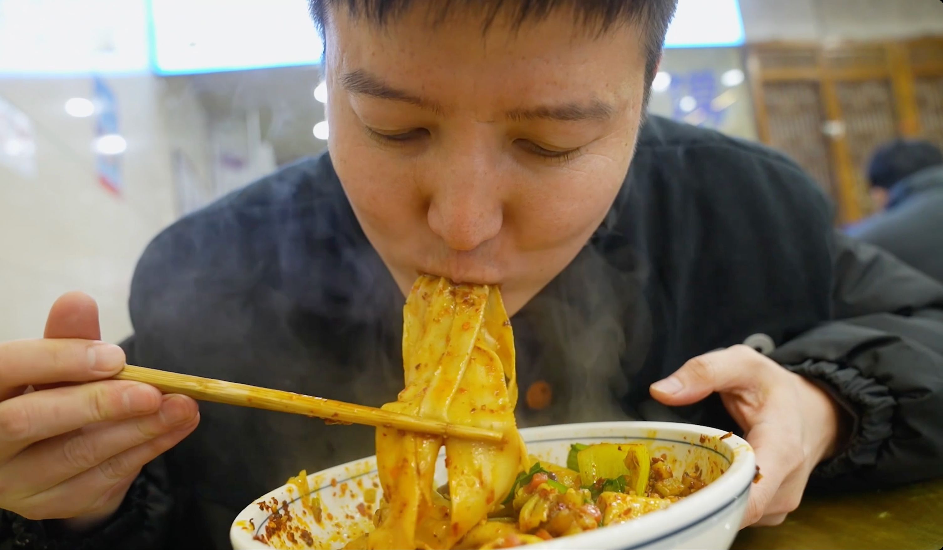 淡嘴哥想这一口太久了,终于吃上正宗陕北油泼面,蒜香醋香辣椒香