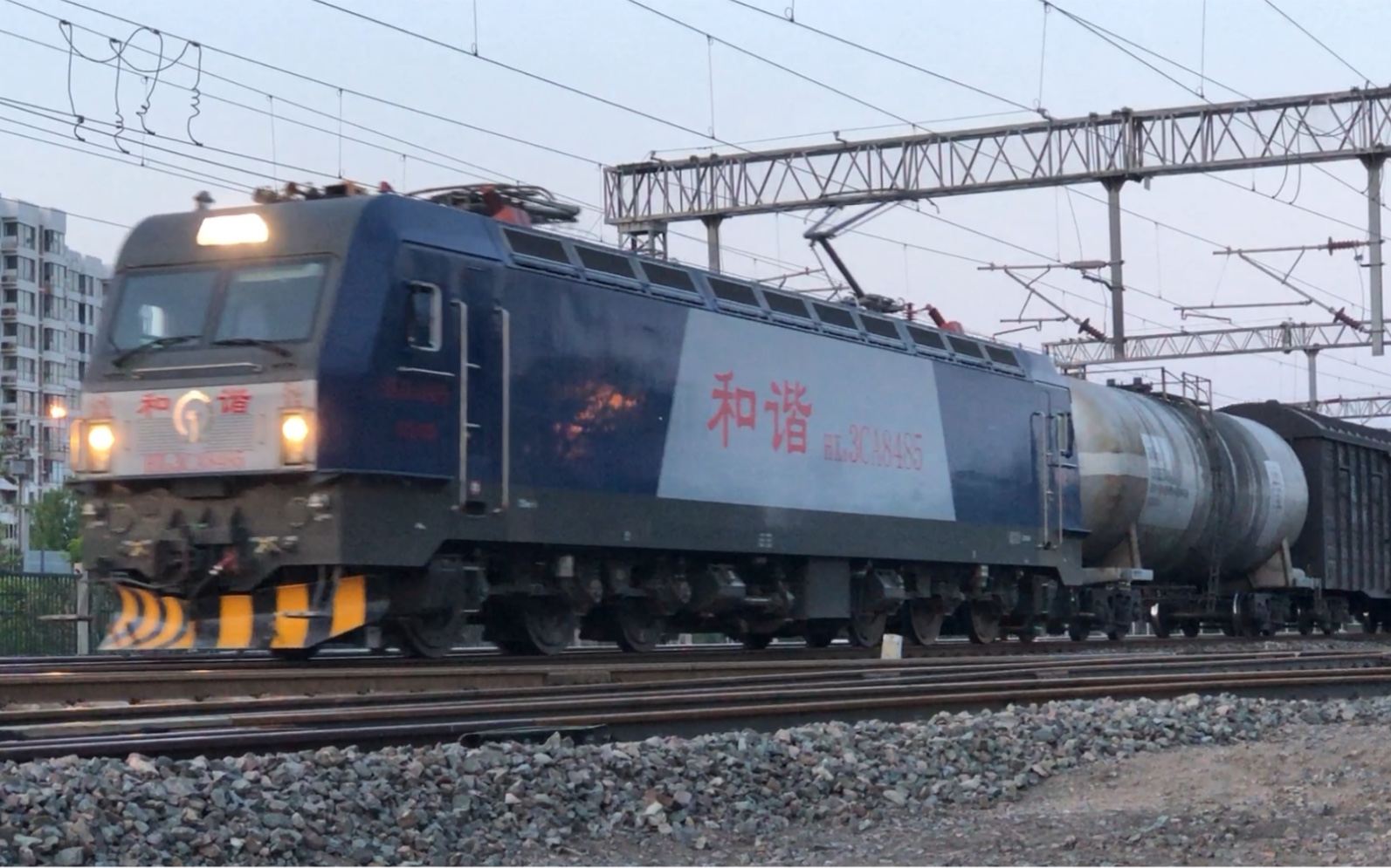 HXD3CA8485,京局丰段,牵引混编货列津山线上行入去往天津站方向,我严重怀疑这几节罐车以前是运送轻油的哔哩哔哩bilibili