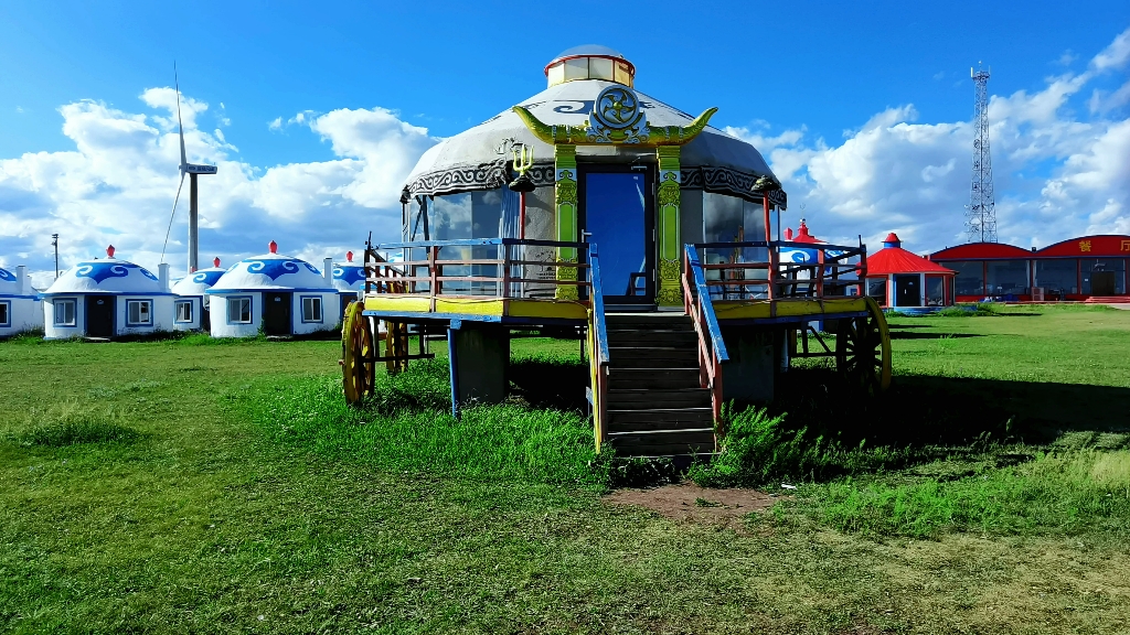 蒙古包静静守望着这片土地