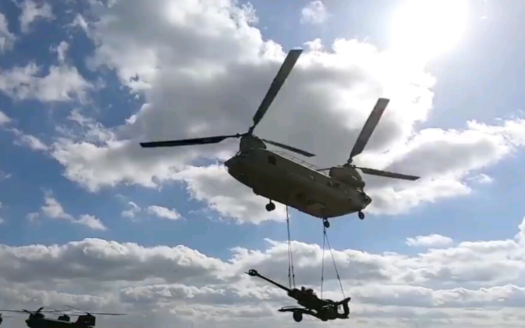 ch-47直升机快速吊运m777榴弹炮转移阵地