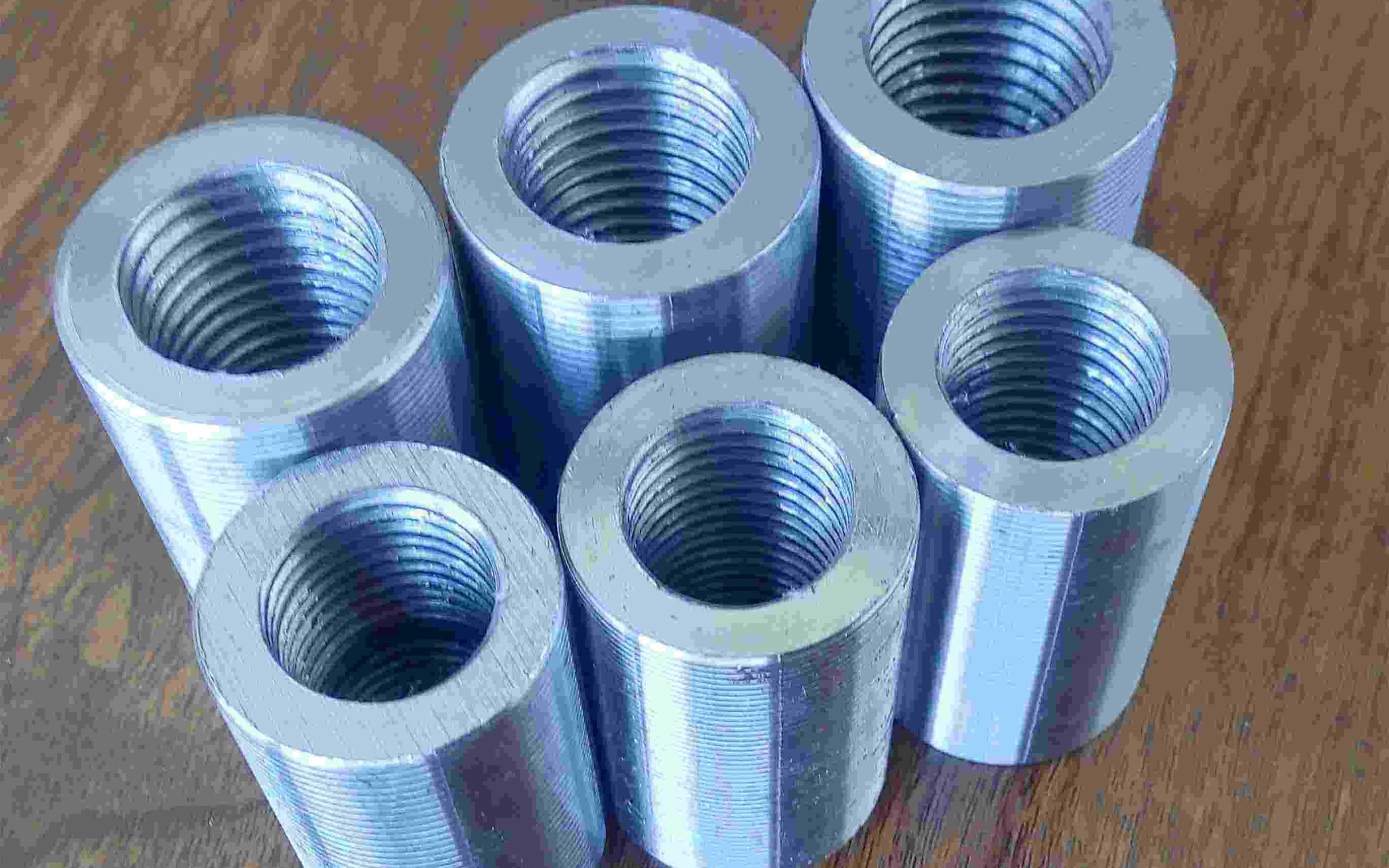 螺纹连接为什么需要防松?防松的实质是什么?有哪几种防松措施?