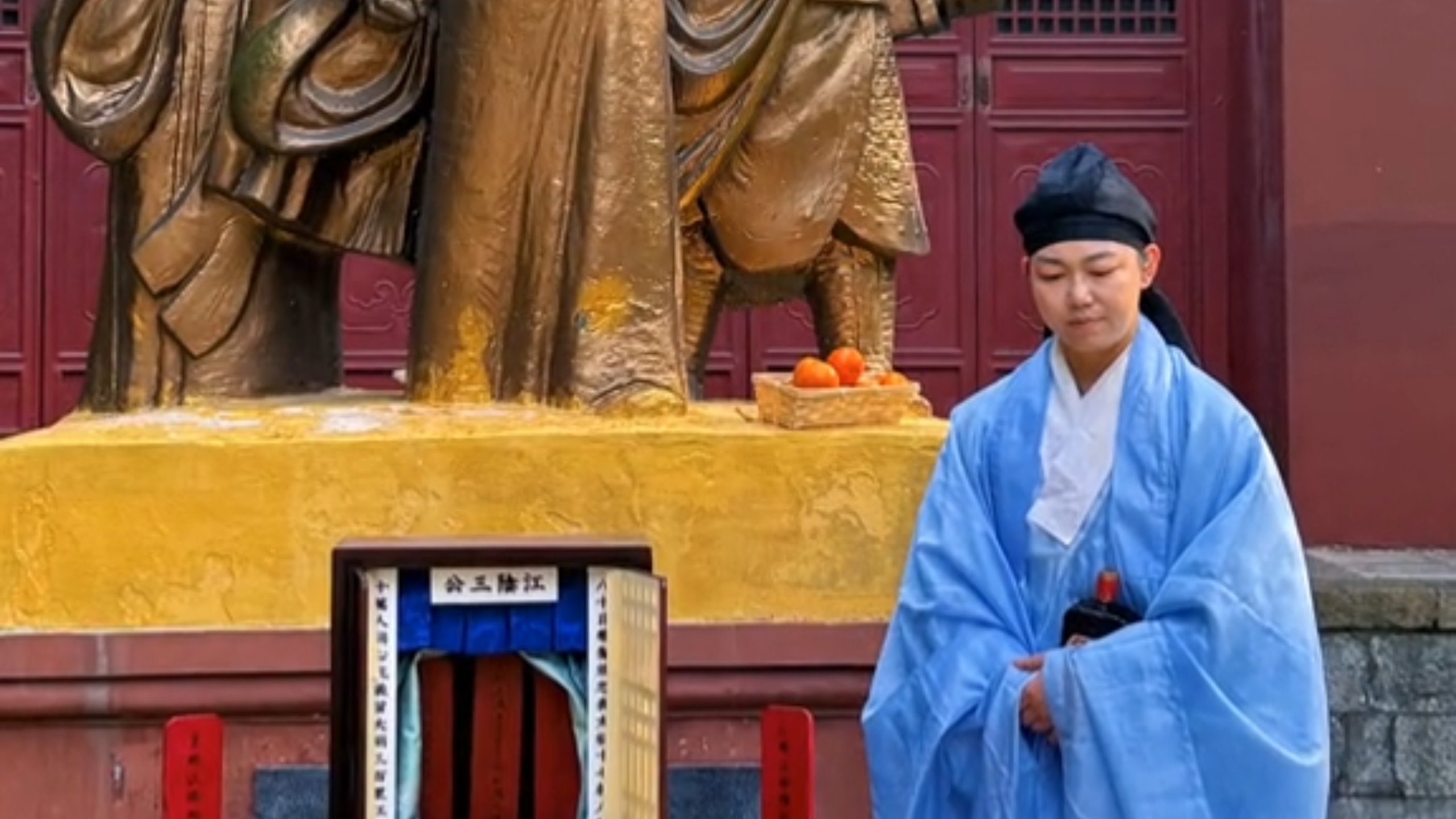 把江阴抗清三公神位请到三公雕像前