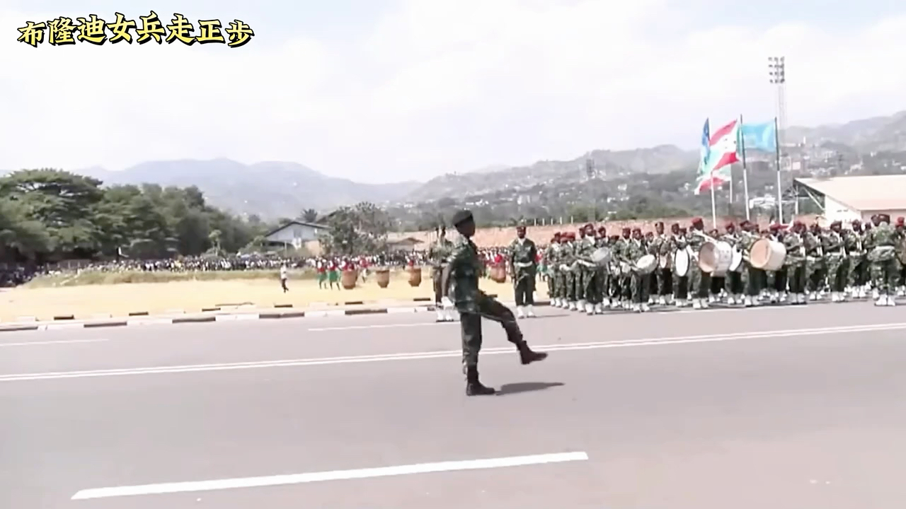 不同国家的女兵走正步,中国女兵英姿飒爽哔哩哔哩bilibili