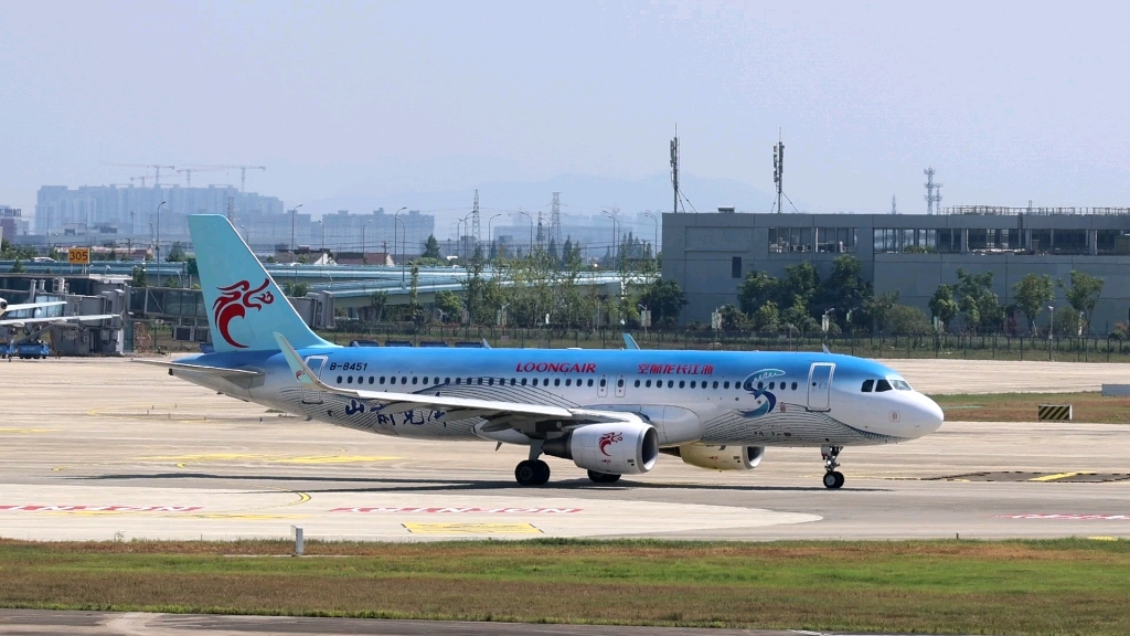 长龙航空a320彩绘客机滑行出港