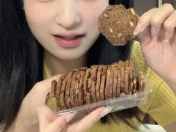 Скачать видео: 没有科技与狠活！看看这些配料表干净的零食好不好吃！