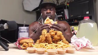 Download Video: 【Kali Muscle】外国健身达人表演式吃播，汉堡＋薯条＋炸鸡!(表演式吃播)