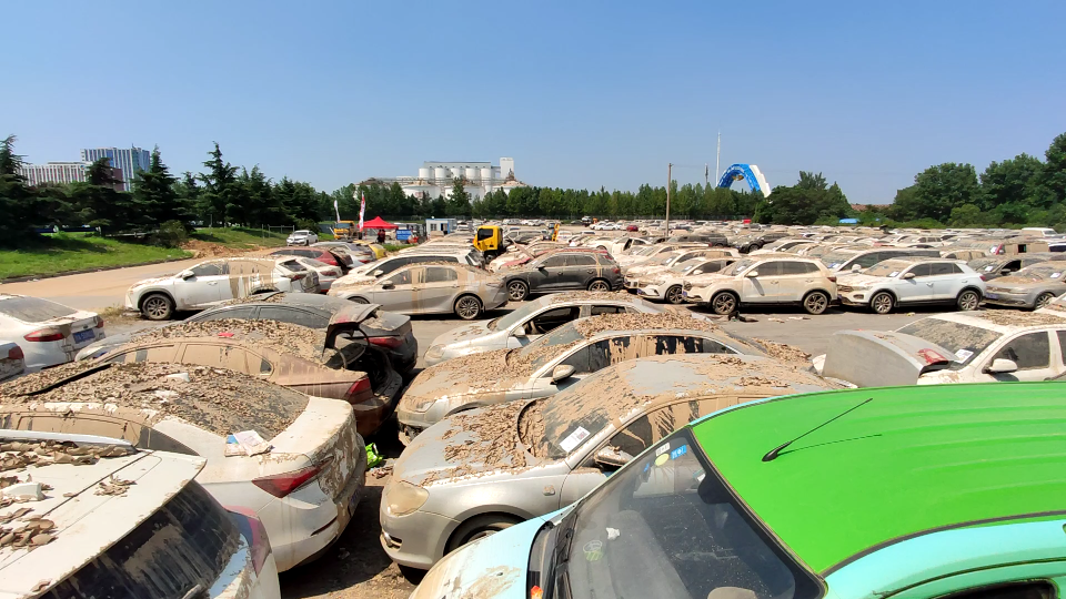 带大家看看郑州灾后泡水车集中地