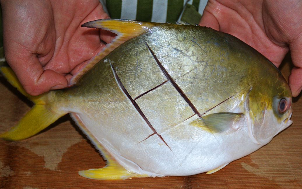 金鲳鱼别红烧了,这才是最好吃的做法,不煎也不烤,简单美味又营养