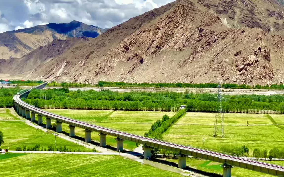 【高铁】拉日铁路上的复兴号动车组与空中执勤巡逻的直升机一齐经过