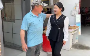 Video herunterladen: 老爸花6万多元喜提大车，姑娘高兴的梳妆打扮，还炒小菜庆祝