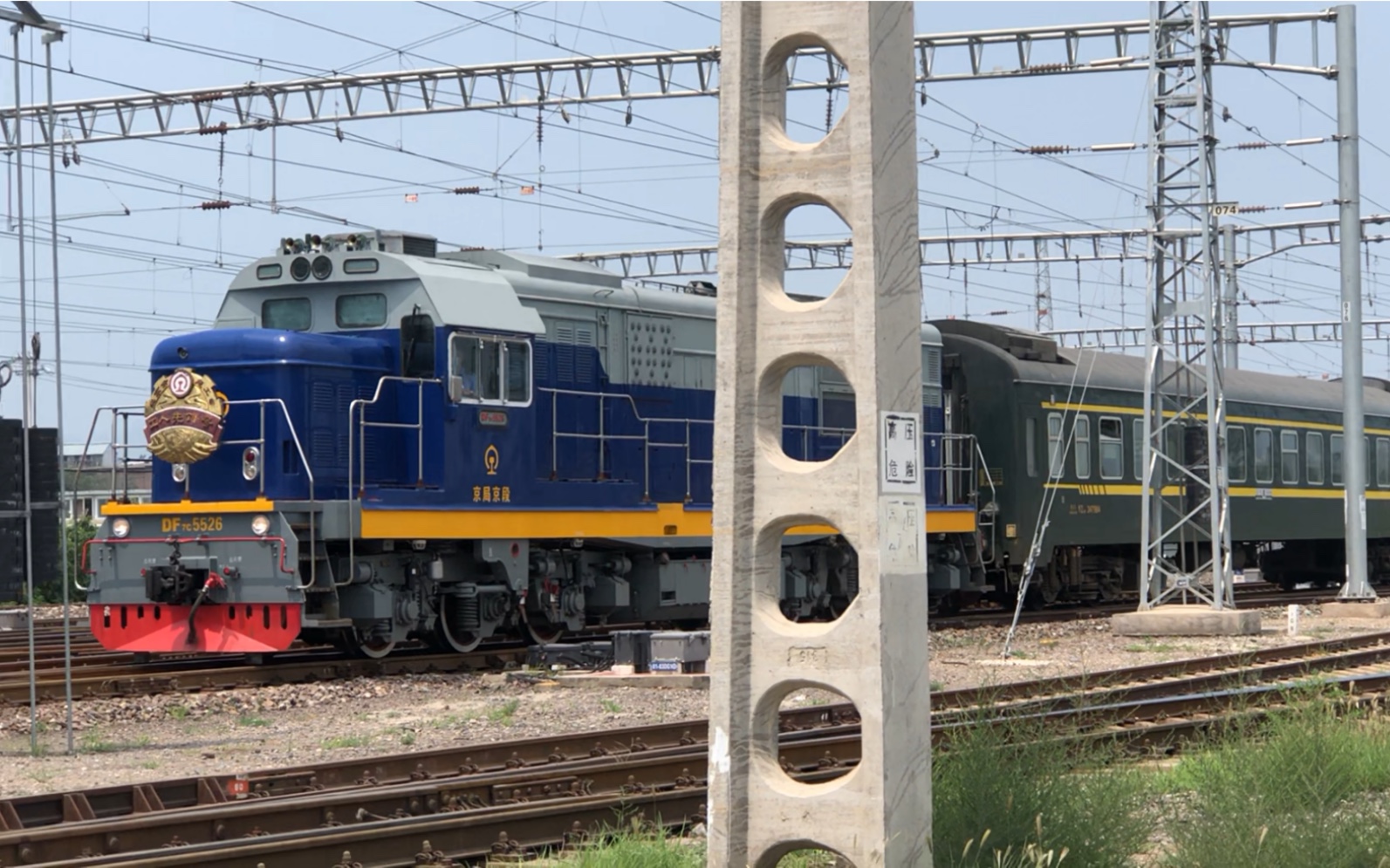 4k拍车又见工人先锋df7c5526在石景山南站牵出车底前往北京西