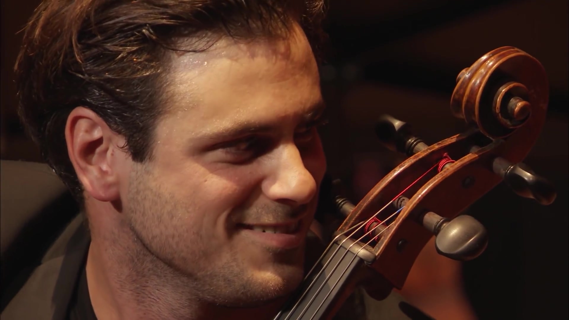 提琴双杰2cellos之一stjepan hauser现场演奏liebesleid (2015年东京