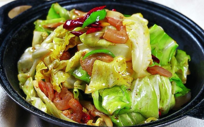 干锅包菜的家常做法,这样做不苦又脆味道好,简单易学比饭店的还好吃.