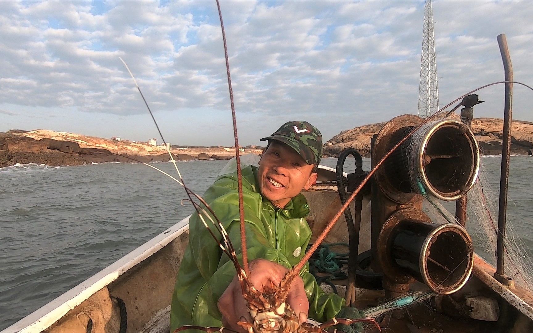 来叔去远海捕鱼满载而归,海货一条条装满箱子,拿回去卖了上千块