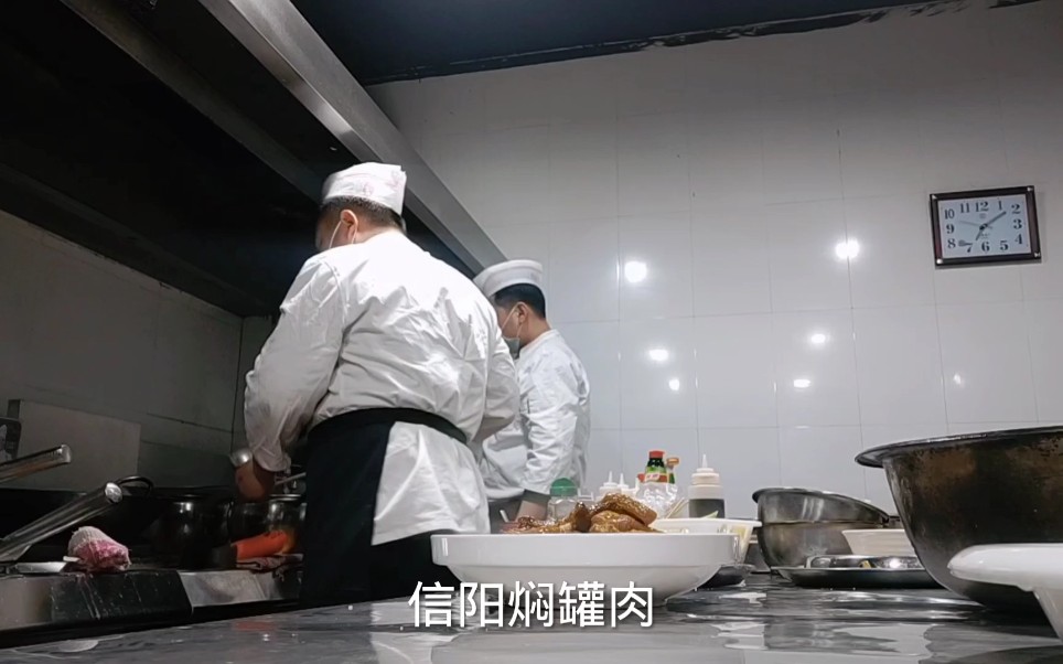 饭店包间全部订满.后厨两个师傅炒菜,流水八千块钱,大厨巡台检查菜品质量,吃的还不错哔哩哔哩bilibili