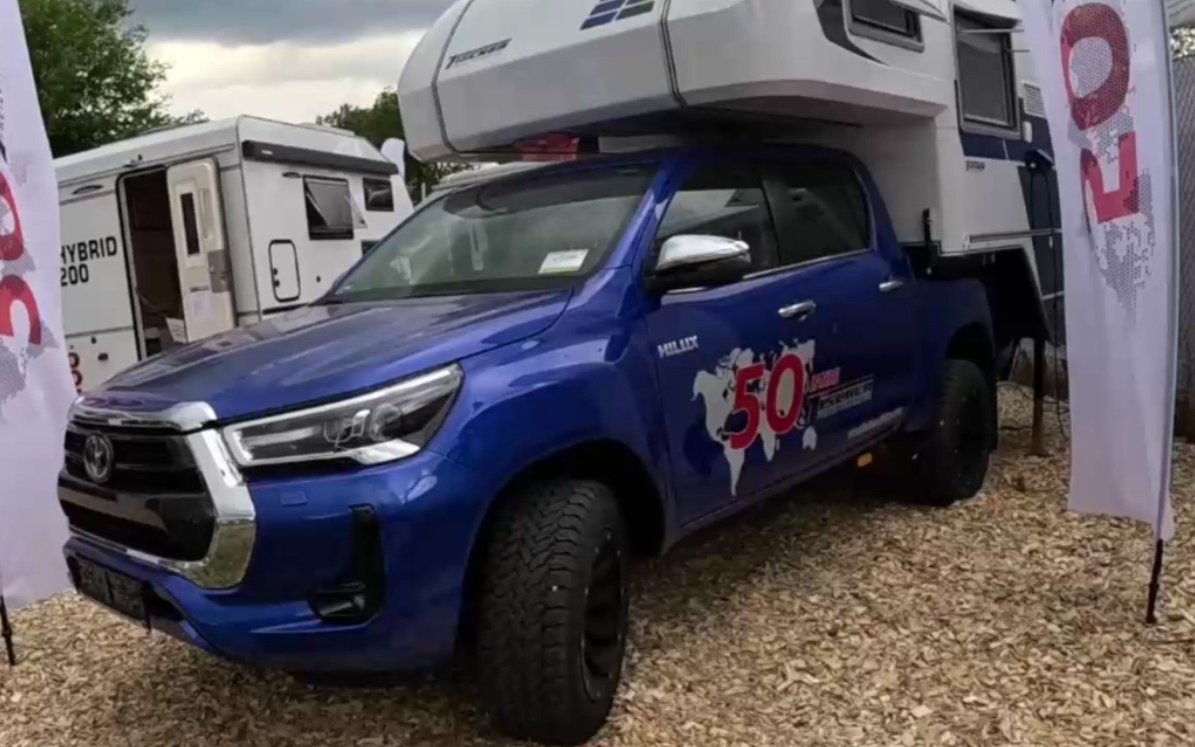 2023款丰田hilux 4x4越野皮卡房车 外观和内饰