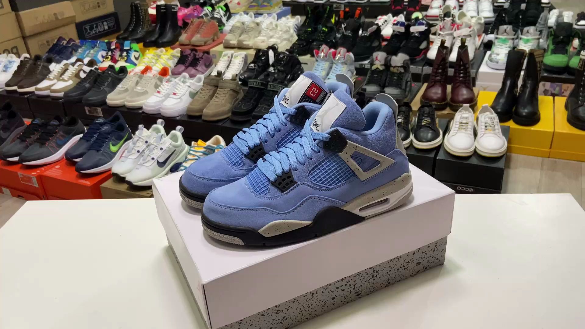 某地小姐姐那的aj4大学蓝北卡蓝,真的很有性价比_哔哩哔哩_bilibili