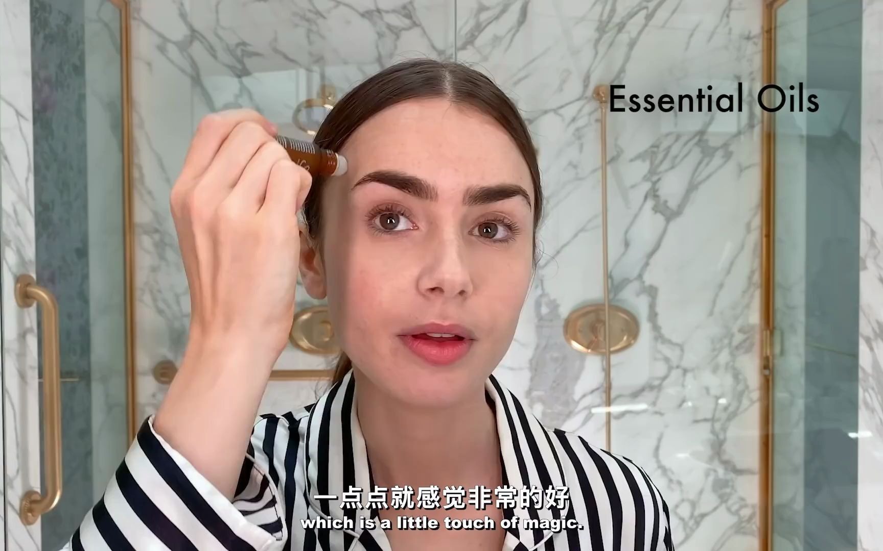 [图]【中英双字】莉莉柯林斯的法式妆容 | Beauty Secrets | Vogue