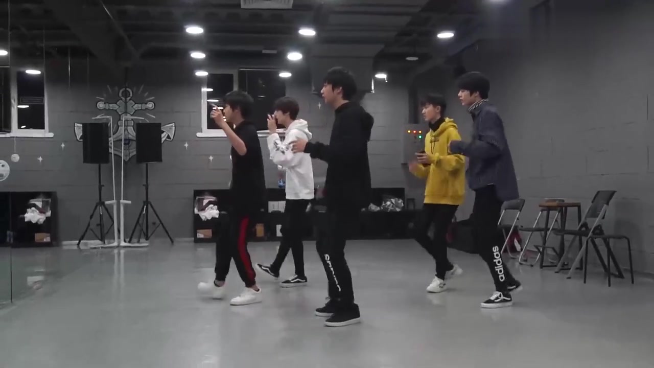 时代少年团丁程鑫教大家跳舞动作和马嘉祺手牵手压腿好有爱啊