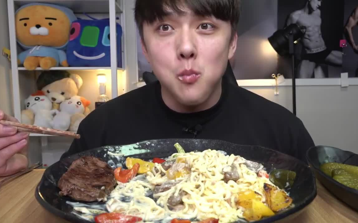 韩国吃播深渊巨口小哥牛排意面两倍速倒放!