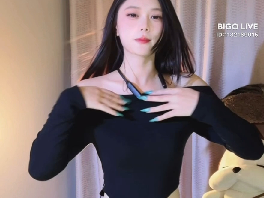 这个小姐姐也很大方，主动掀开