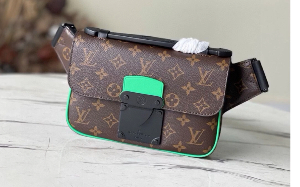 说一下高仿lv路易威登m45807 绿色 此新款 s lock sling 手袋配有以