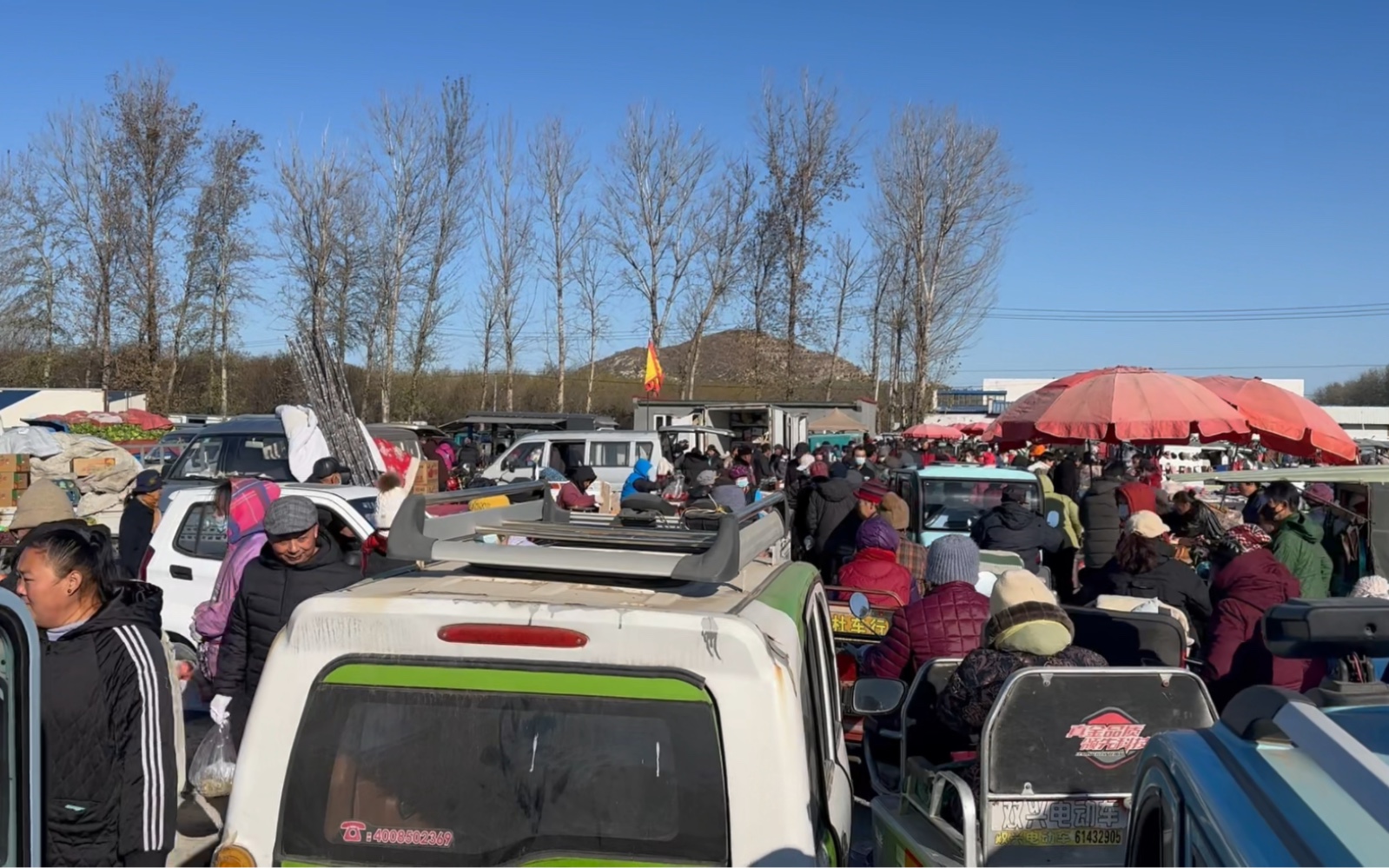 京郊赶大集人山车海充满烟火气