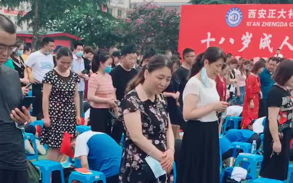 [图]十八岁成人礼，跪拜感恩父母养育之恩???