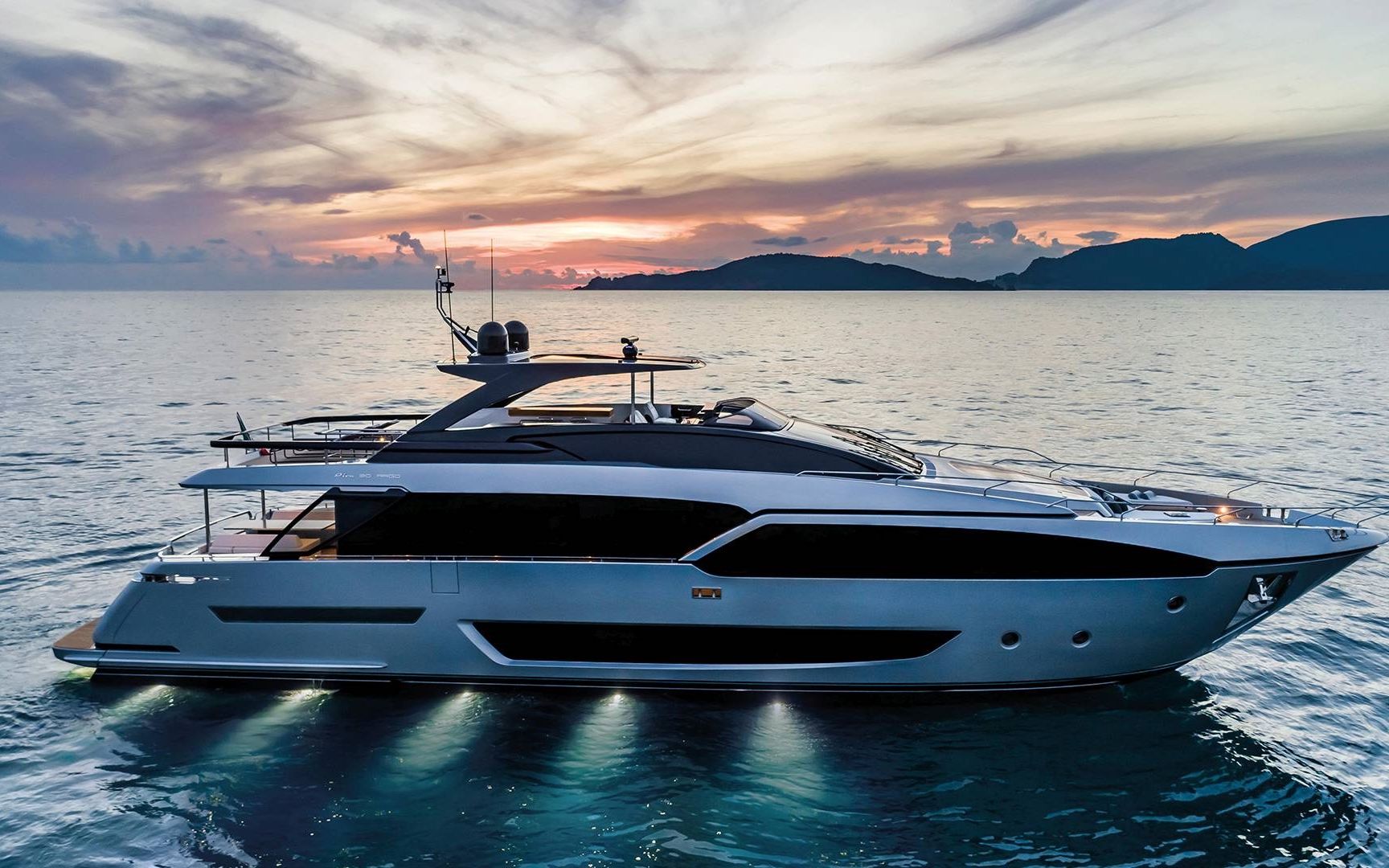 游艇中的劳斯莱斯,丽娃新一代飞桥系列的最新成员riva 90 argo