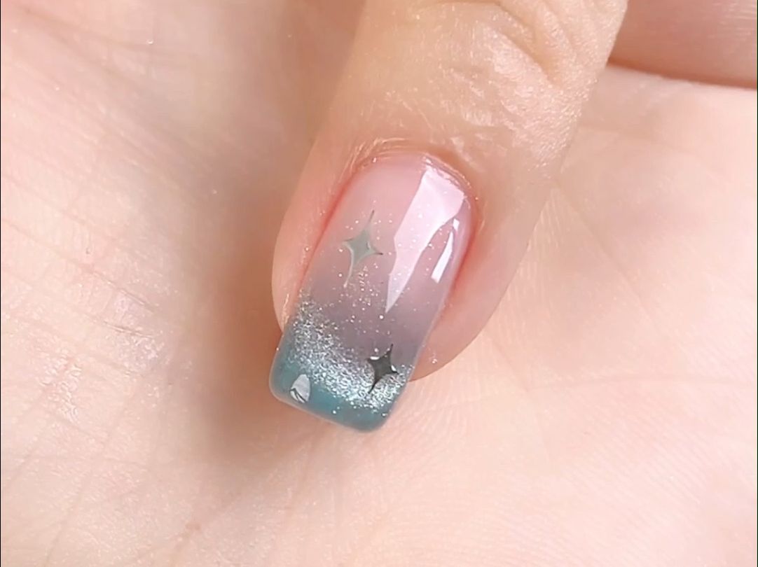 墨尔本蓝色法式猫眼美甲