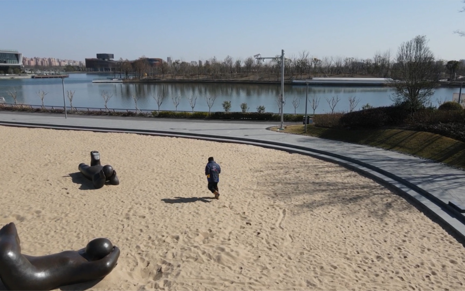 上海市奉贤区-上海之鱼-假装在海边的沙滩-航拍片段_哔哩哔哩_bili