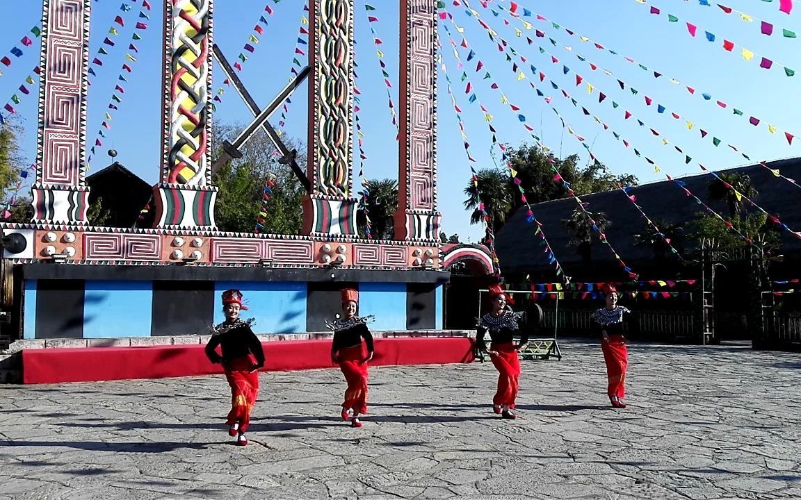 [图]【云南民族村】景颇族姑娘的甩银舞：把身上的银饰甩起来