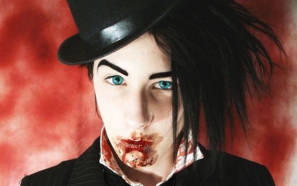 【外国那些事】吸血鬼兄弟风靡校园 长尖牙不能晒太阳