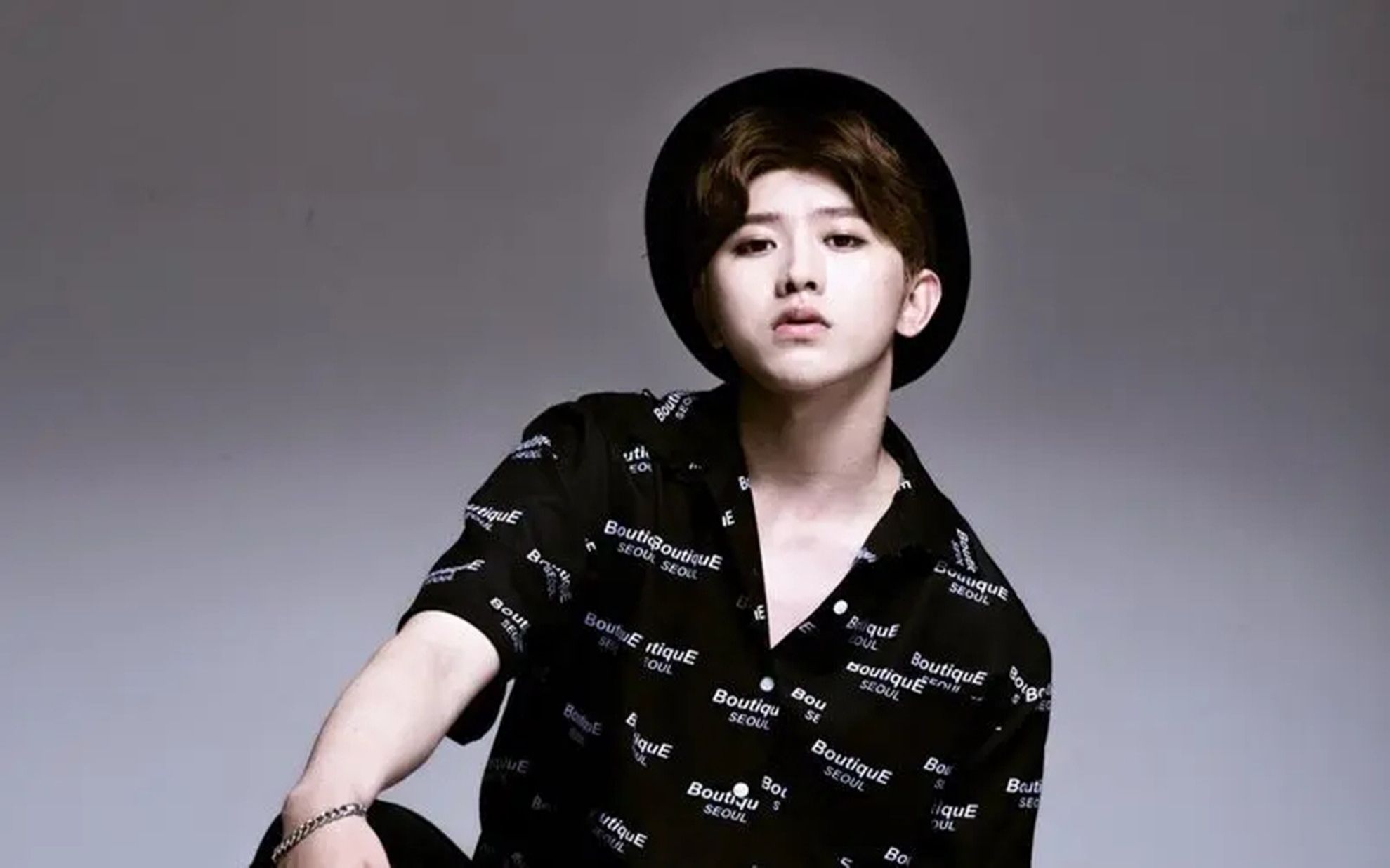 蔡徐坤正面发文回应否认此前所有传闻,又被曝睡未满18岁粉丝行为