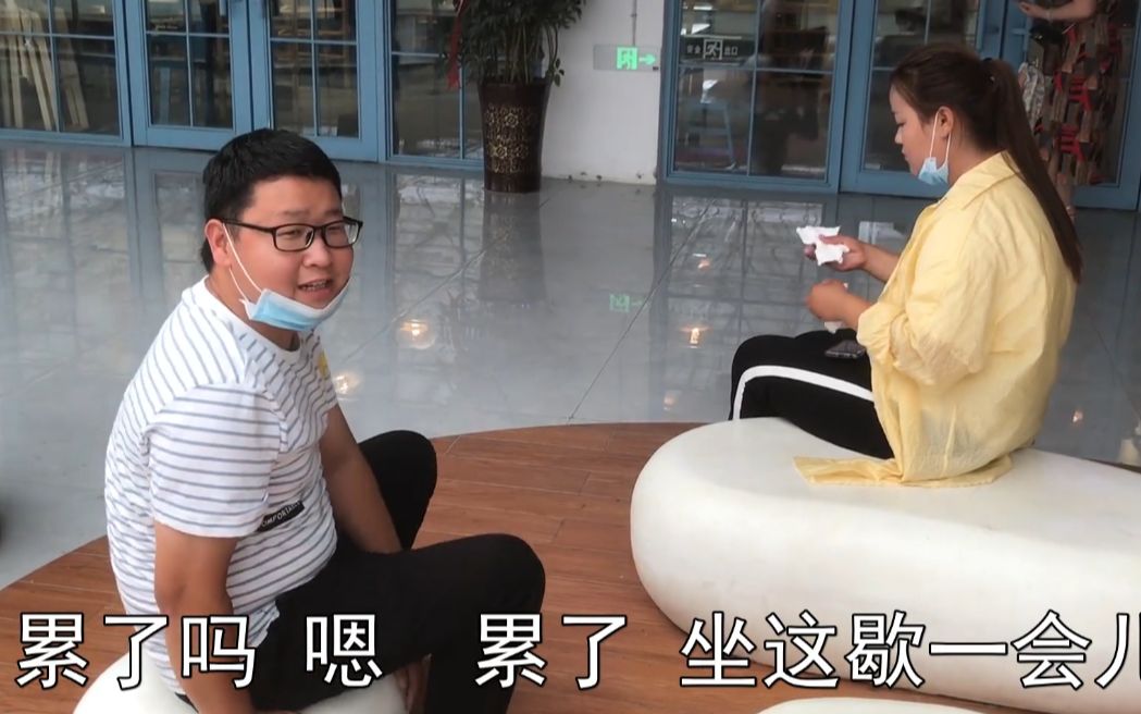 农村小光带莎莎可可去城里玩一共花了14块钱看看买的什么东西