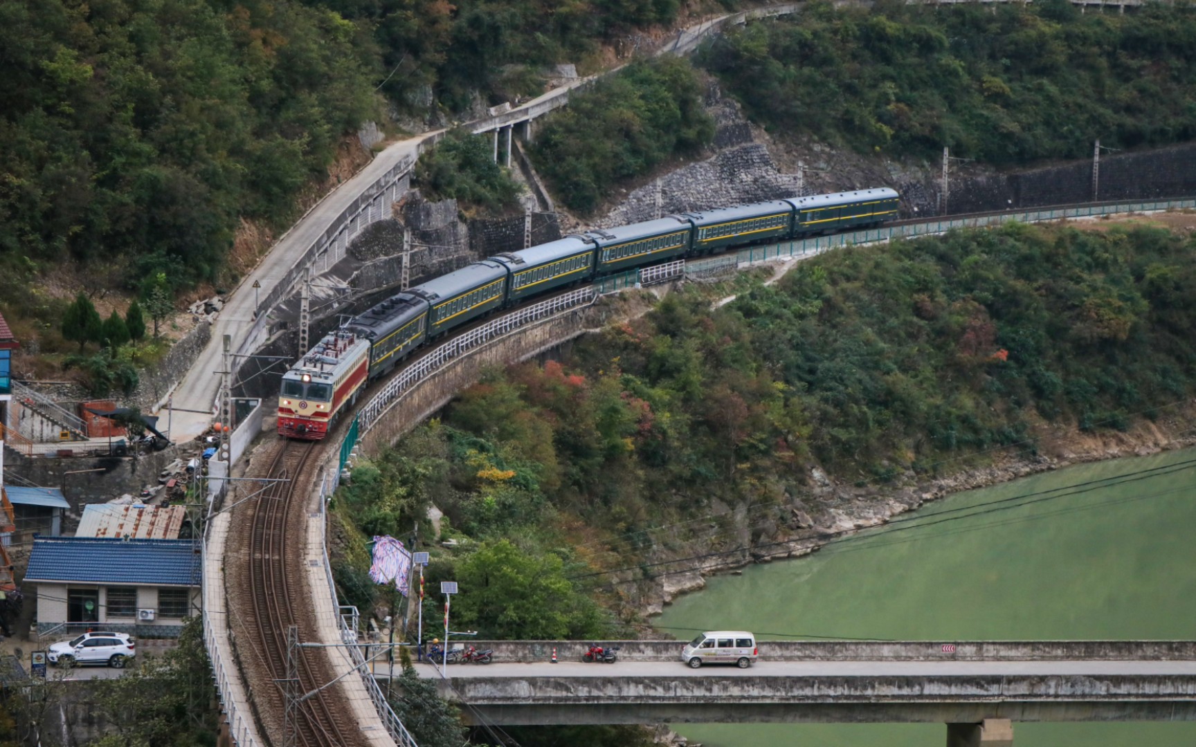 【宝成铁路】西局西段ss7c-0005牵引8363次接近乐素河站