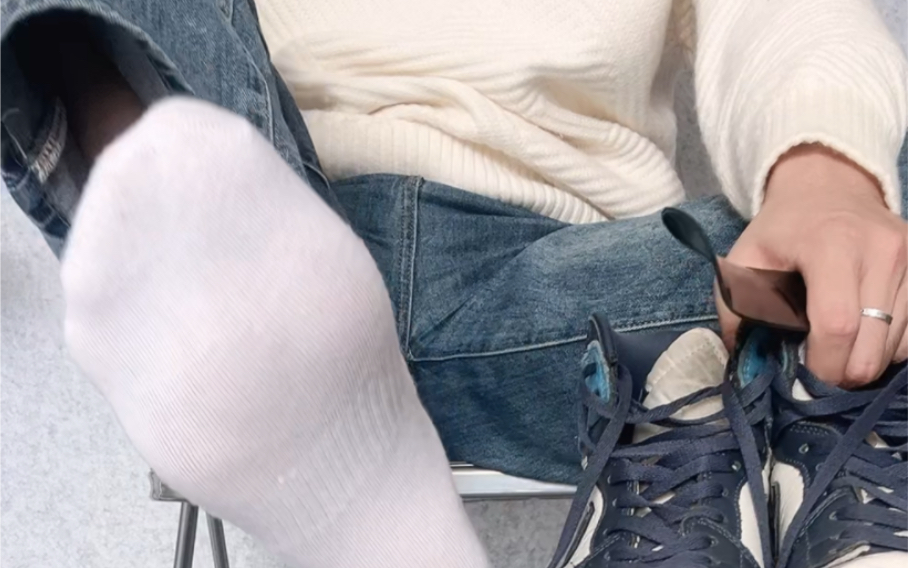 配aj的话,黑袜和白袜哪个最好看呢体育生白袜系列