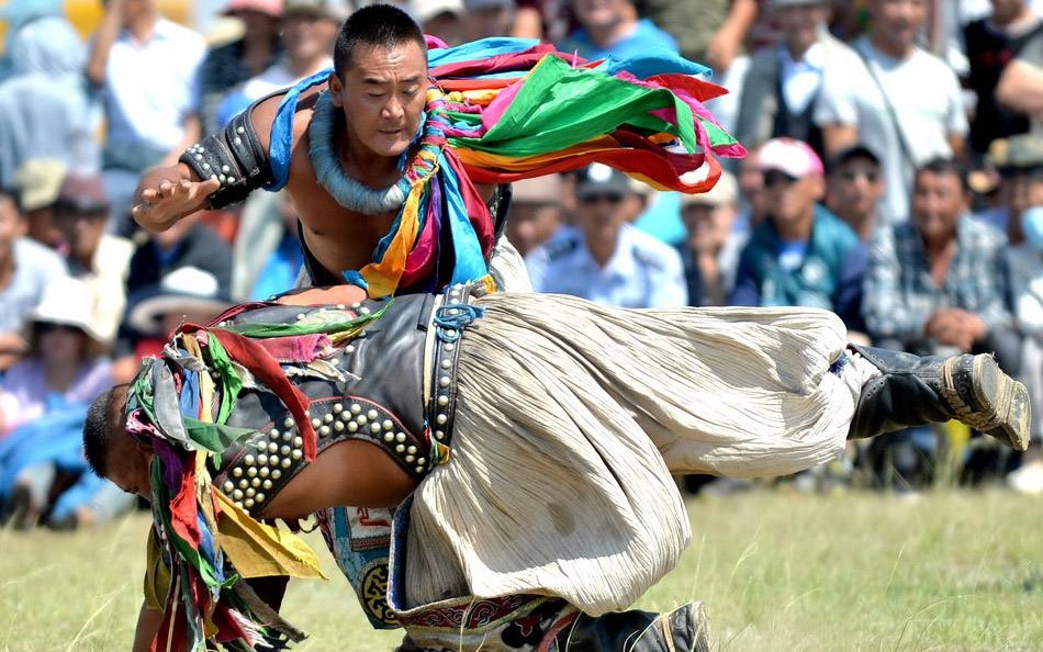 男儿三艺!博克摔跤手的一天