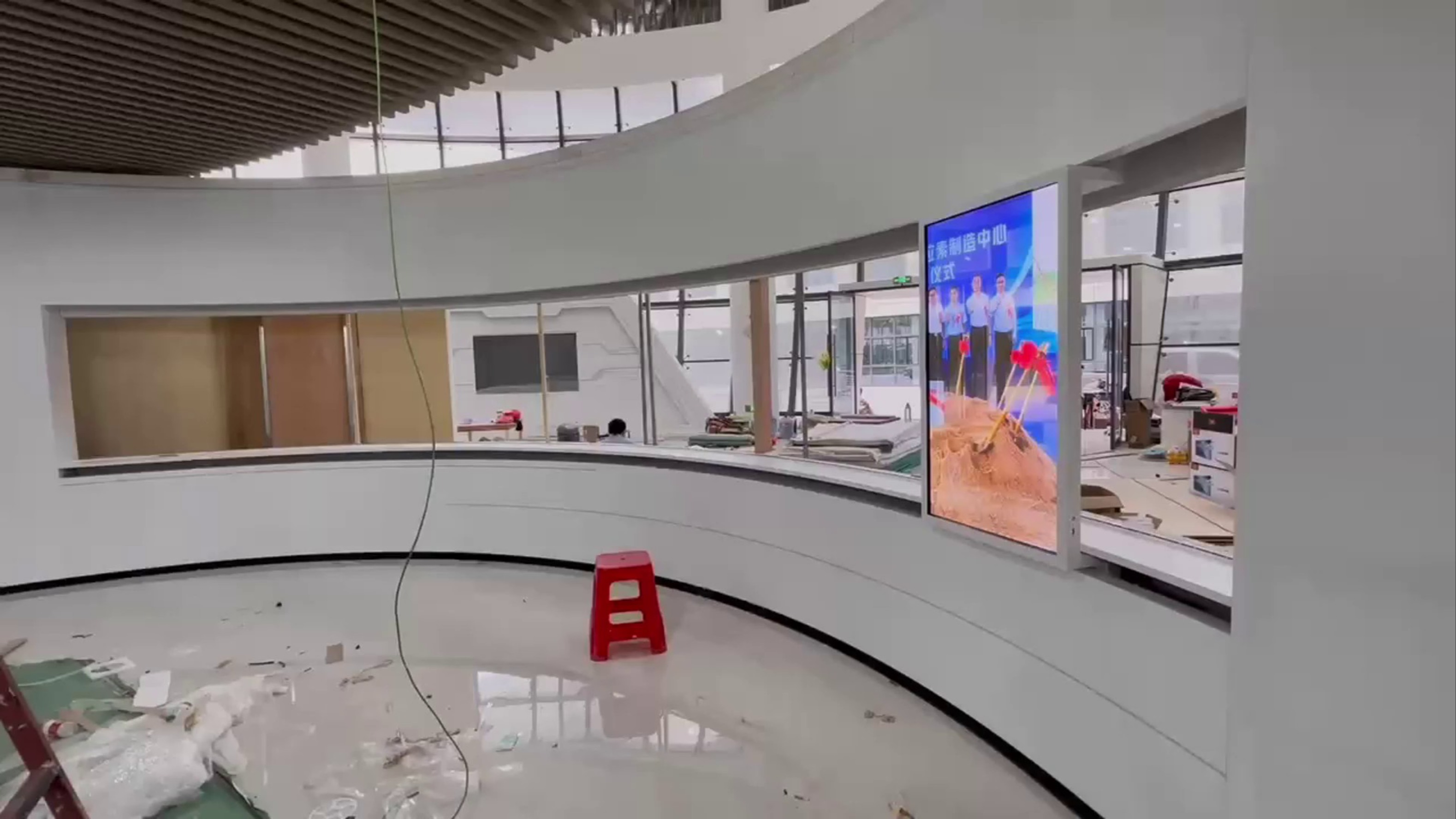 oled弧形透明滑轨屏运行