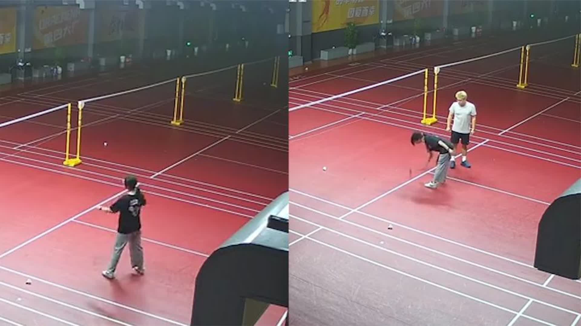 女友学羽毛球突然发火，砸掉1000块球拍就走，见男子心疼抢走又砸