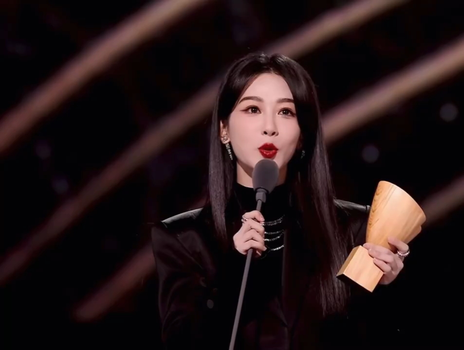永远言之有物的女孩,恭喜#杨紫 获得年度电视演员奖!