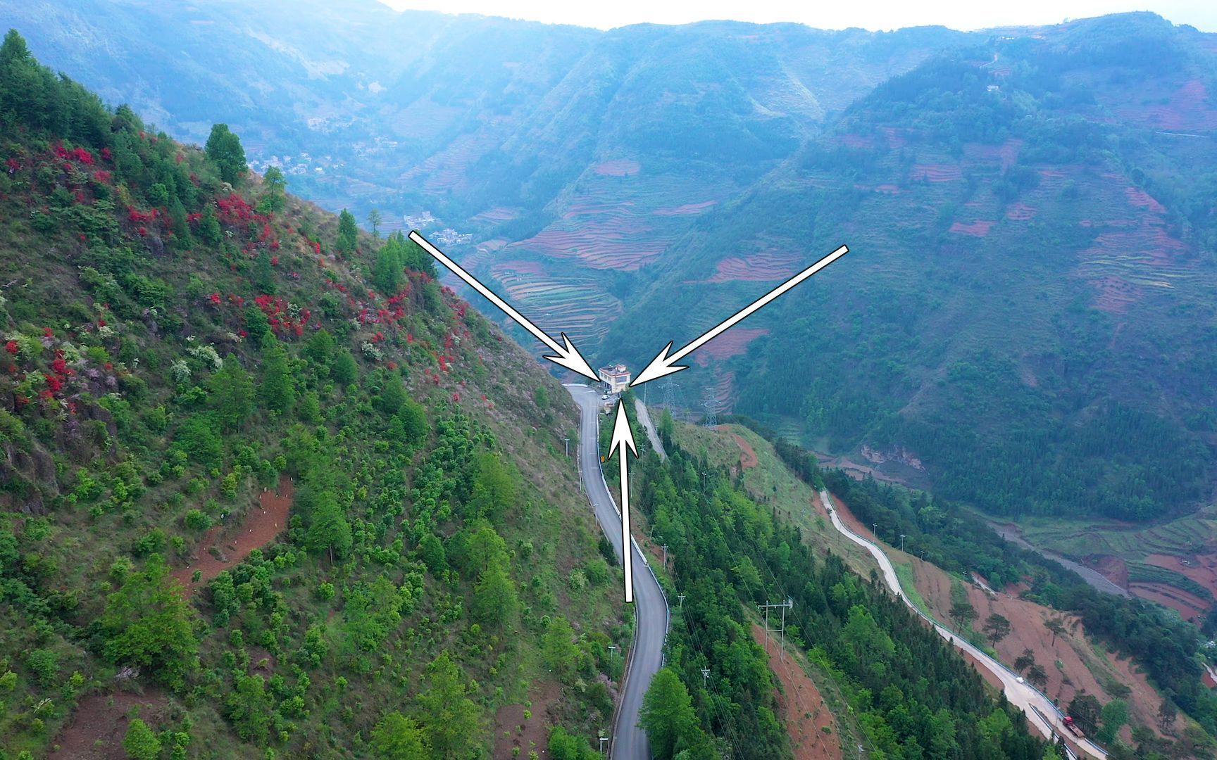 贵州一人家把房子建在反弓路上,随时有大车冲进屋的危险,好吓人_哔哩