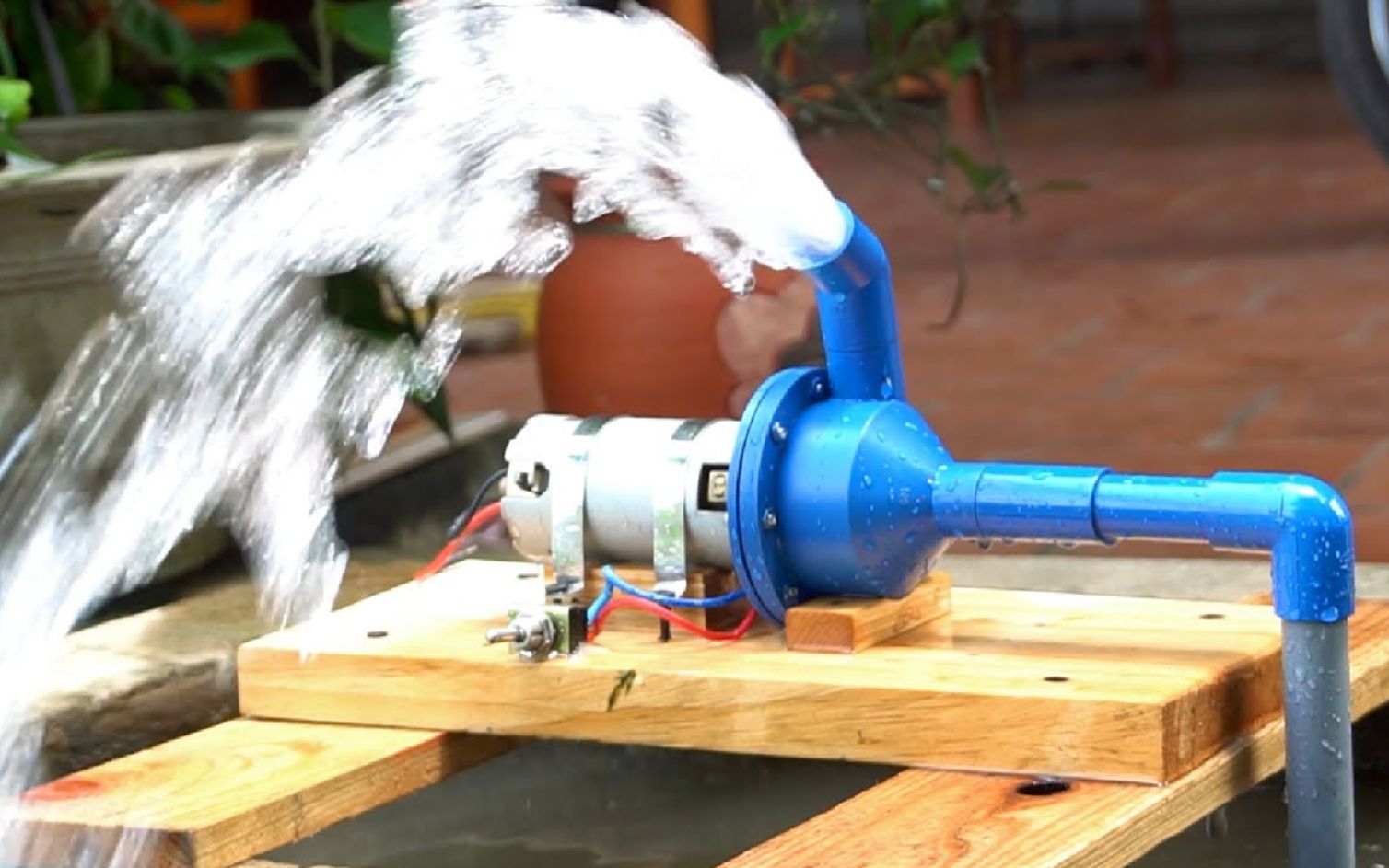 自制一台小水泵,12伏的蓄电池就能带动,抽水效率真的高