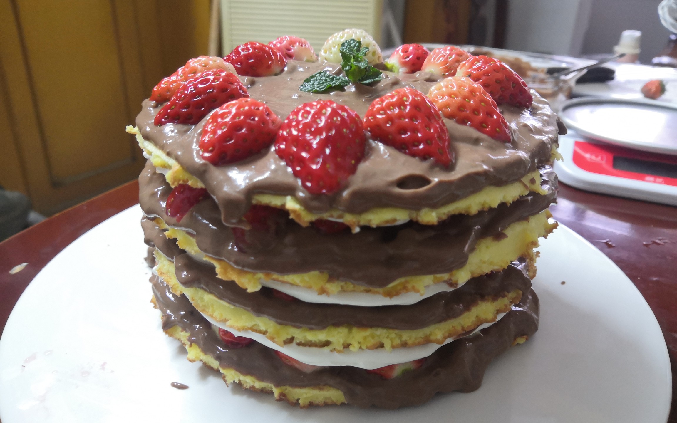 【巧克力草莓蛋糕】样子虽然不好看,但超级好吃,平底锅做的蛋糕胚太棒