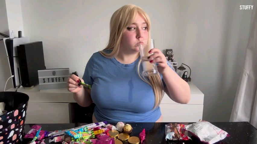 吃一整桶万圣节糖果撑大肚子(女)