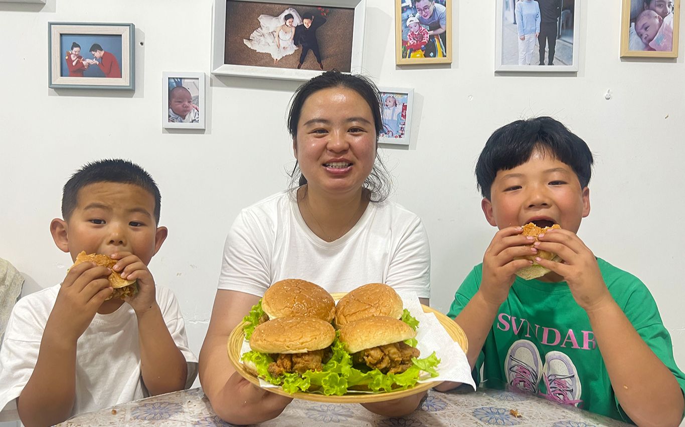 今天做了鸡腿堡,简直是孩子们的最爱,金黄酥脆的鸡腿也太香了哔哩哔哩bilibili