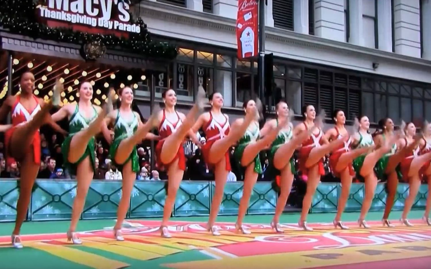 纽约顶级舞团The Rockettes在梅西百货前带来感恩节舞蹈秀 | Macys Parade 2016 | 转载哔哩哔哩bilibili