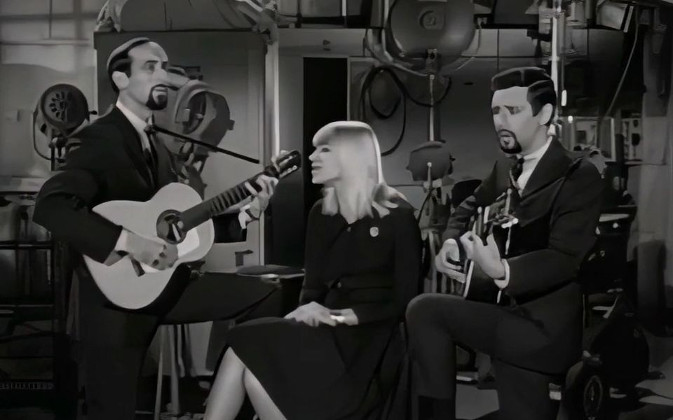 blowing in the wind - peter, paul and mary 飘荡在风中(经典反战